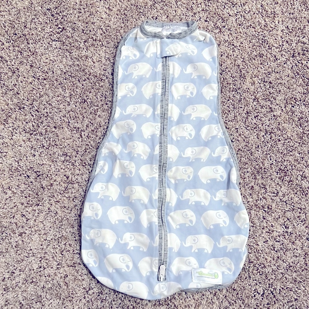 Woombie Original swaddle,  0-3 months (5-15 lbs)